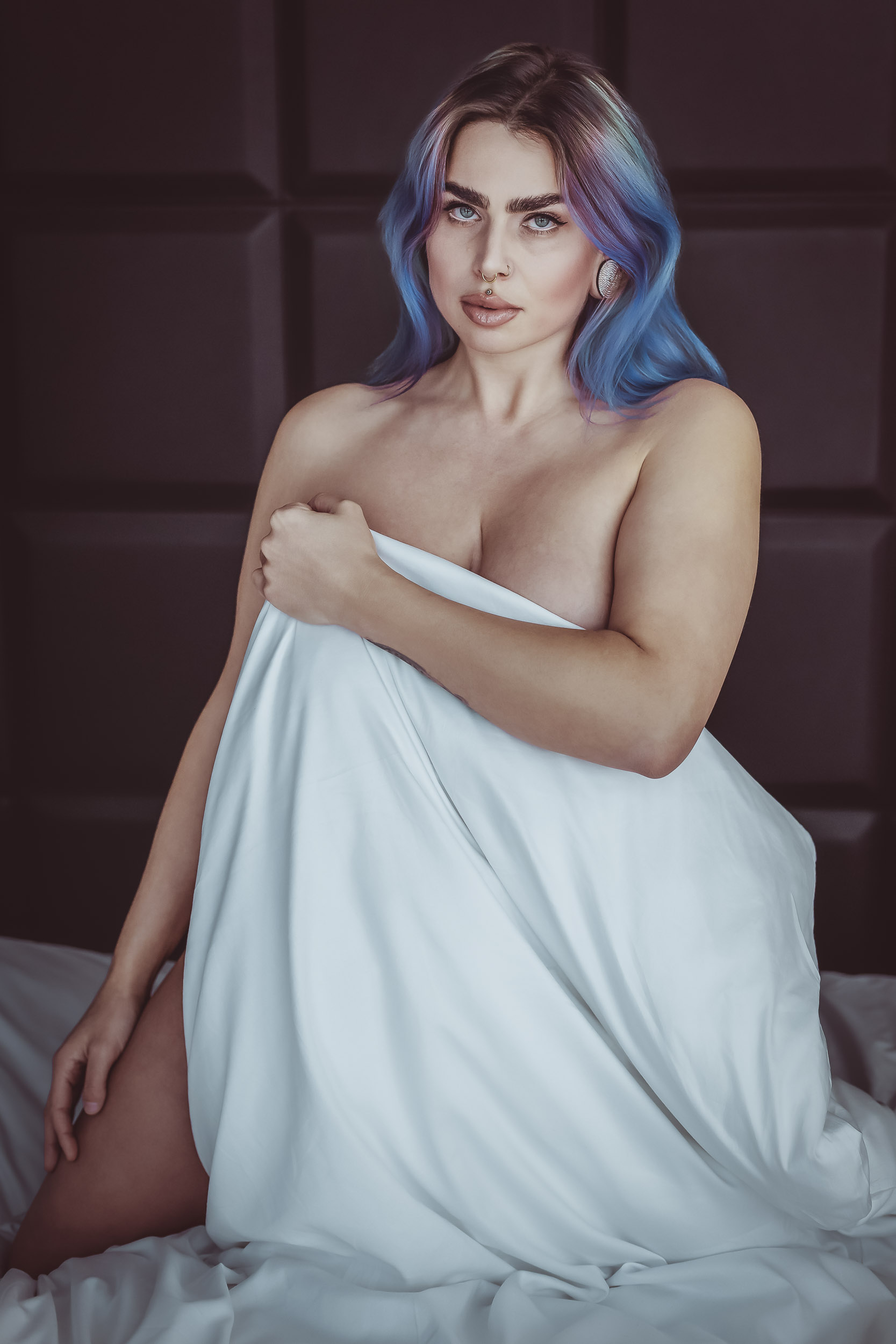 Boudoir-Photographie in weisses Leintuch gehüllt – Anteros Boudoir Zürich
